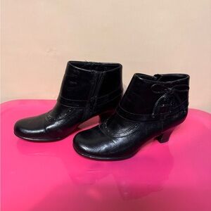 Women's A2 by Aerosoles Black Leather Ankle Booties with Decorative Bow Size 6